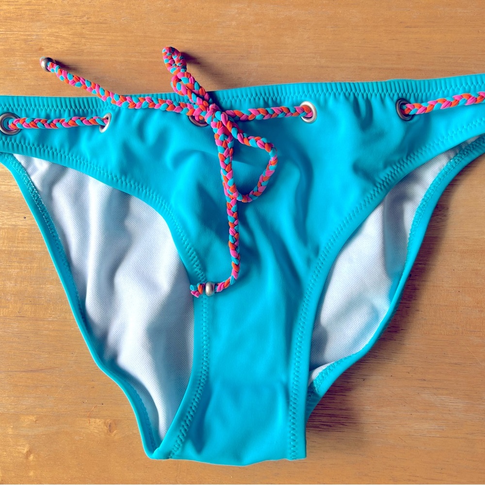 Bikini - Picture 4 of 5